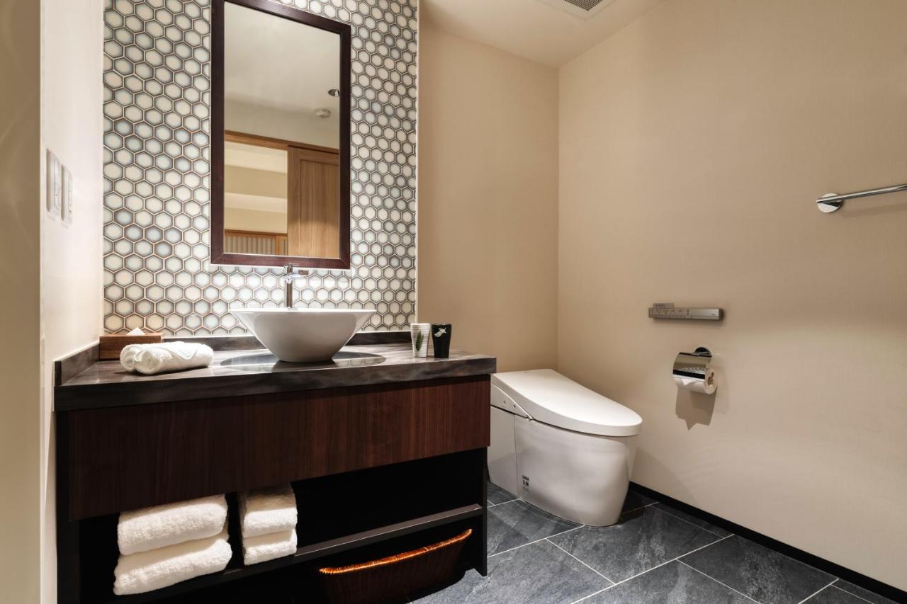Corner Twin Room with City View - Upper Floor