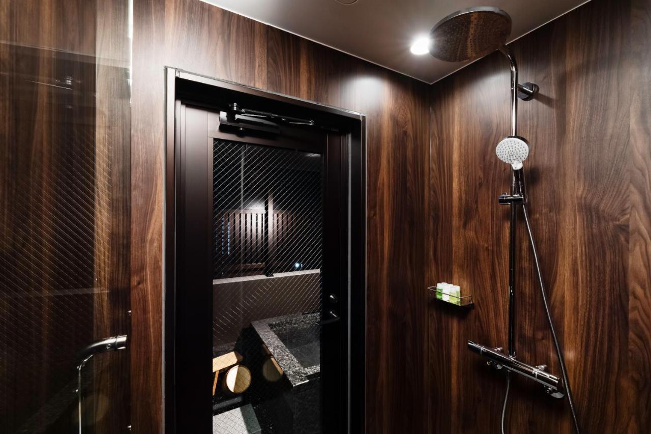 Quarto em Estilo Japonês com Cama King-size e Banheira Parcialmente ao Ar Livre
